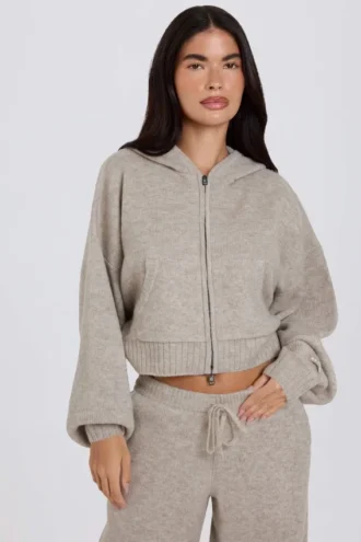 Myk strikket kort hettegenser med glidelås i beige
