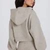 Myk strikket kort hettegenser med glidelås i beige