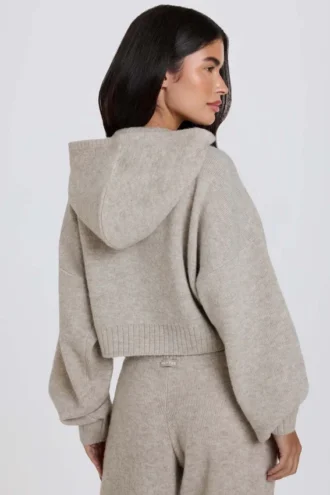 Myk strikket kort hettegenser med glidelås i beige