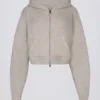 Myk strikket kort hettegenser med glidelås i beige