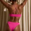 Mykonos bikinitopp med nøkkelhullsdetalj i fuchsia