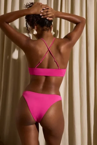 Mykonos bikinitopp med nøkkelhullsdetalj i fuchsia