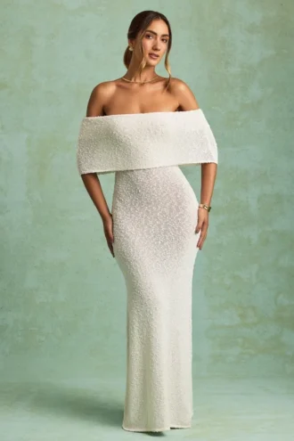 Naia Bouclé off-shoulder maxikjole i hvitt