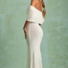 Naia Bouclé off-shoulder maxikjole i hvitt