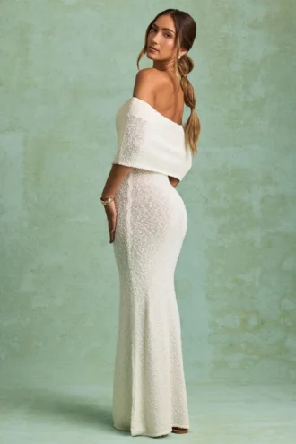 Naia Bouclé off-shoulder maxikjole i hvitt