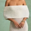 Naia Bouclé off-shoulder maxikjole i hvitt