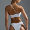Oh Polly Badetøy: HOTFIX Edition pyntet bandeau-bikinitopp med én skulder i hvitt