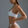 Oh Polly Badetøy: HOTFIX Edition pyntet bandeau-bikinitopp med én skulder i hvitt