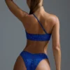 Oh Polly Badetøy: HOTFIX Edition pyntet bandeau-bikinitopp med én skulder i kongeblå