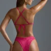 Oh Polly Badetøy: HOTFIX Edition pyntet V-formet bikinitruse med høyt ben i fargen Raspberry Sorbet