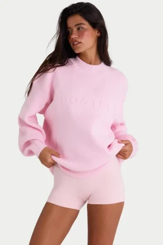 Oversized genser i ribbestrikk i blekrosa