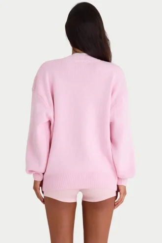 Oversized genser i ribbestrikk i blekrosa