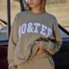 Oversized genser med rund hals i myk oliven