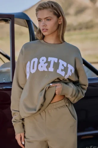 Oversized genser med rund hals i myk oliven
