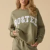 Oversized genser med rund hals i myk oliven