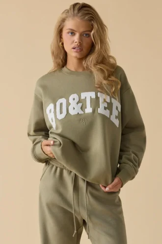 Oversized genser med rund hals i myk oliven