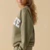 Oversized genser med rund hals i myk oliven