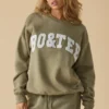 Oversized genser med rund hals i myk oliven