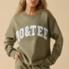 Oversized genser med rund hals i myk oliven