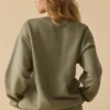 Oversized genser med rund hals i myk oliven