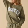 Oversized genser med rund hals i myk oliven