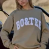 Oversized genser med rund hals i myk oliven