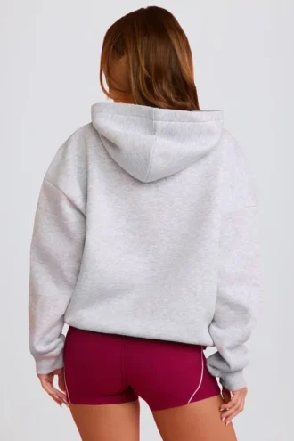 Oversized hettegenser med applikasjon i grått