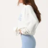 Oversized hettegenser med applikasjon i melkehvit