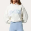 Oversized hettegenser med applikasjon i melkehvit