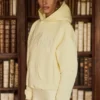 Oversized hettegenser med broderi i myk gul