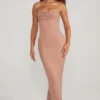Palermo pyntet bandeau-maxikjole med krage i beige