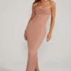Palermo pyntet bandeau-maxikjole med krage i beige