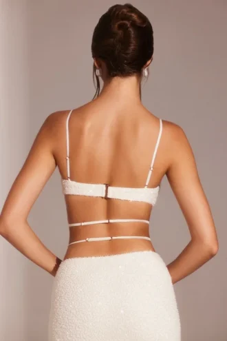 Parma pyntet crop-top med bøyle og stropper i hvitt