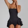 Priaska korsett-playsuit med volanger og snøring i svart