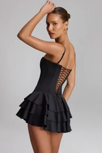 Priaska korsett-playsuit med volanger og snøring i svart