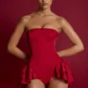 Priaska Playsuit med snøring og volanger i ildrød