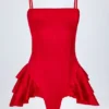 Priaska Playsuit med snøring og volanger i ildrød