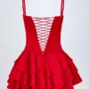Priaska Playsuit med snøring og volanger i ildrød