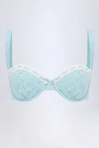 Ravello broderie anglaise-bikinitopp med bøyle i balkongmodell i pudderblått