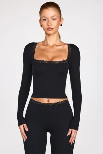 Retta ribbet modal-top med lang erme og firkantet hals i svart