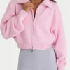 Ribbestrikket, kort sweatshirt med glidelås i blekrosa
