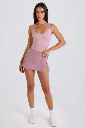 Ribbestrikket skort med snøring i mauve