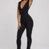 Romana jumpsuit med dyp utringning og rynket midje i svart
