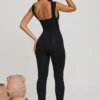 Romana jumpsuit med dyp utringning og rynket midje i svart