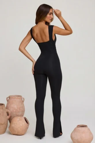 Romana jumpsuit med dyp utringning og rynket midje i svart