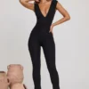 Romana jumpsuit med dyp utringning og rynket midje i svart