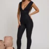 Romana jumpsuit med dyp utringning og rynket midje i svart