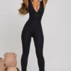 Romana jumpsuit med dyp utringning og rynket midje i svart