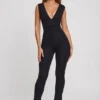 Romana jumpsuit med dyp utringning og rynket midje i svart