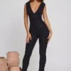Romana jumpsuit med dyp utringning og rynket midje i svart